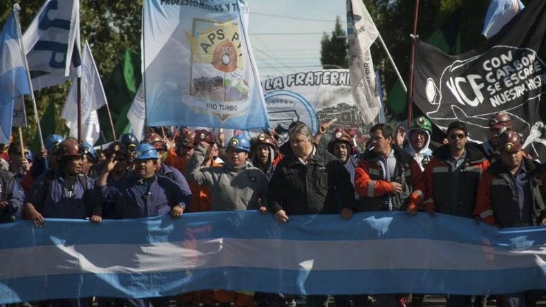Santa Cruz: YCRT: firman acuerdo, reincorporan a 169 mineros y se levanta el paro